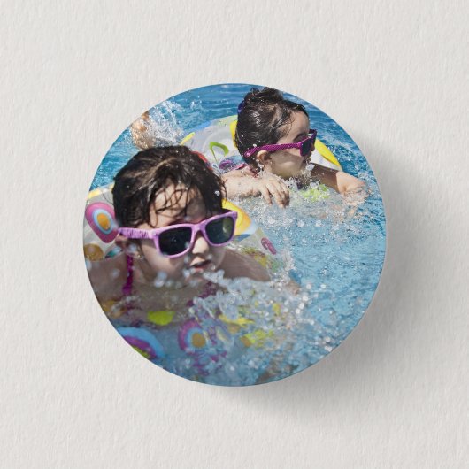 HAMbWG - Square Button - 2 l Girls im Pool (Vorderseite)