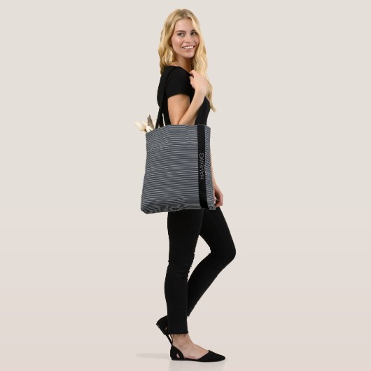 HAMbWG - Tote Bag - Schwarze und weiße, feine Lini Tasche (Am Model)