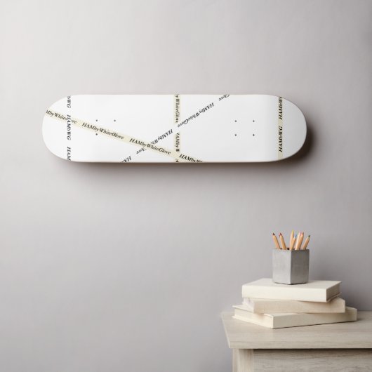 HAMbWG - Weißes Skateboard mit Bar-Logos (Wandkunst (Horz))