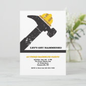 Hammer und Hardhat Bachelor Party Einladung (Stehend Vorderseite)