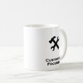 Hammer Wrench Kunde fokussiert schwarz Kaffeetasse (VorderseiteRechts)
