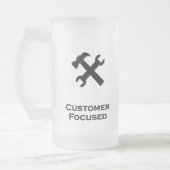 Hammer Wrench Kunde fokussiert schwarz Mattglas Bierglas (Links)