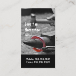 Hämmern eines heißen Schuhes in Form Visitenkarte