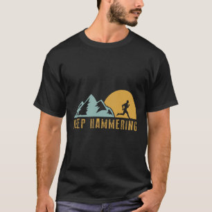 Hämmern Sie weiter auf dem Bergwanderweg T-Shirt