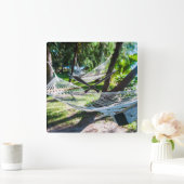 Hammock am Strand, Fiji Quadratische Wanduhr (Zuhause)