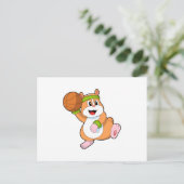 Hamster als Basketballspieler mit Basketball Postkarte (Stehend Vorderseite)