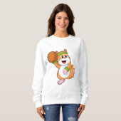 Hamster als Basketballspieler mit Basketball Sweatshirt (Vorne ganz)