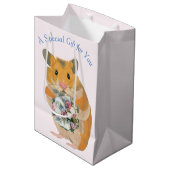 Hamster hält einen Bouquet essbaren Valentiner Mittlere Geschenktüte (Vorderseite Schrägansicht)