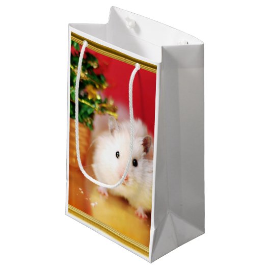 Hamster Kokolinka mit Weihnachtsbaum Kleine Geschenktüte (Vorderseite Schrägansicht)