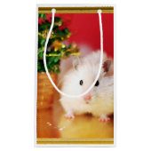 Hamster Kokolinka mit Weihnachtsbaum Kleine Geschenktüte (Vorderseite)