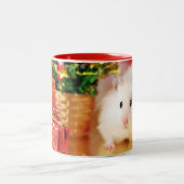 Hamster Kokolinka mit Weihnachtsbaum Zweifarbige Tasse (Mittel)