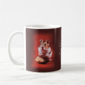 Hamster und Brasilien Nüsse auf Red Kaffeetasse (Links)