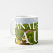 Hanalei Bay Kauai Lila Blume Big Text Kaffeetasse (Vorderseite Links)