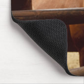 Hand, die ein Pferd und einen Apfel füttre. Mousepad (Ecke)