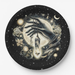 Hand, die einen Kristall unter dem Mondlicht hält Pappteller