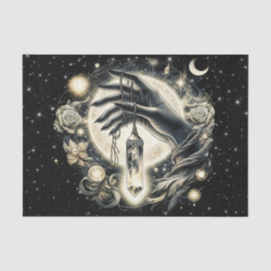 Hand, die einen Kristall unter dem Mondlicht hält Seidenpapier