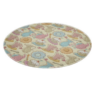 Hand, die Geschirr-Silhouetten zeichnet Schneidebrett