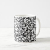 Hand Drawn Black and White Flower Pattern Kaffeetasse (VorderseiteRechts)