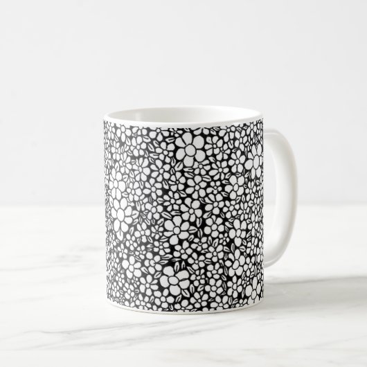 Hand Drawn Black and White Flower Pattern Kaffeetasse (VorderseiteRechts)