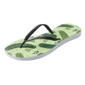 Hand Drawn Dill Pickle Muster Badesandalen (Schrägansicht)