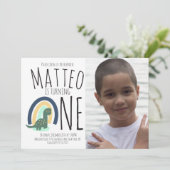 Hand Drawn Dinosaur Rainbow Birthday Party Foto Einladung (Stehend Vorderseite)