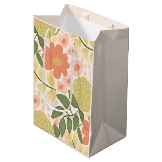 Hand-Drawn Floral Gift Bag – Whimsical Blooms Mittlere Geschenktüte (Vorderseite Schrägansicht)