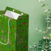Hand Drawn Paris Doodles on Green Mittlere Geschenktüte