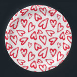 Hand Drawn Red Hearts Pappteller<br><div class="desc">Handgezeichnete rote Herzen bedecken diese weißen Teller,  die sich perfekt für Brautparty,  Hochzeiten,  Geburtstagsfeiern,  Valentinstag oder jeden besondere Anlass eignen.</div>
