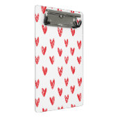 Hand Drawn Red Hearts Pattern – Minimal Valentine Mini Klemmbrett (Schrägansicht)