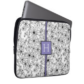 Hand Drawn White Floral Pattern Purple Monogram Laptopschutzhülle (Vorne Rechts)