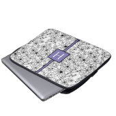 Hand Drawn White Floral Pattern Purple Monogram Laptopschutzhülle (Vorne Knopf)