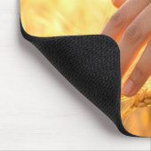Hand einer Frau berührt Weizenähren Mousepad (Ecke)