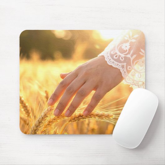 Hand einer Frau berührt Weizenähren Mousepad (Mit Mouse)