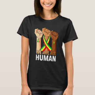 Hand Faust Wir sind alle menschlich Afrikanischer T-Shirt