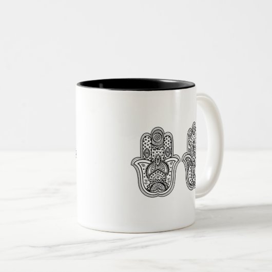 Hand gezeichnetes Hamsa mit Verzierungen Zweifarbige Tasse (VorderseiteRechts)