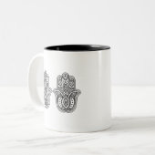 Hand gezeichnetes Hamsa mit Verzierungen Zweifarbige Tasse (Vorderseite Links)