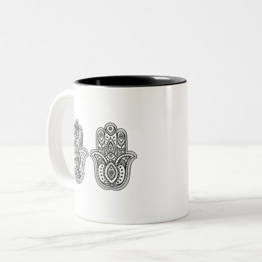 Hand gezeichnetes Hamsa mit Verzierungen Zweifarbige Tasse (Vorderseite Links)
