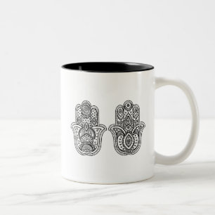 Hand gezeichnetes Hamsa mit Verzierungen Zweifarbige Tasse