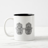 Hand gezeichnetes Hamsa mit Verzierungen Zweifarbige Tasse (Links)