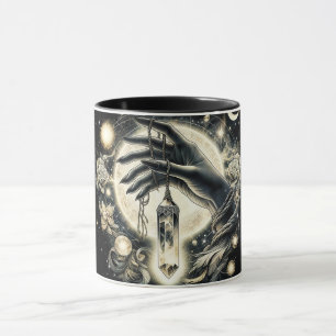 Hand hält einen Kristall unter dem Mondlicht Tasse