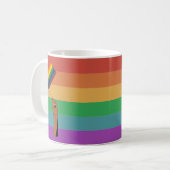 Hand hält Pride-Flagge Kaffeetasse (Vorderseite Links)