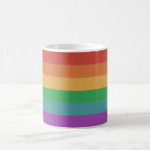 Hand hält Pride-Flagge Kaffeetasse (Mittel)