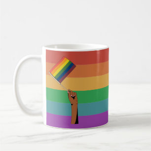 Hand hält Pride-Flagge Kaffeetasse