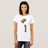 Hand hält Pride-Flagge T-Shirt (Vorne ganz)