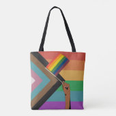 Hand hält Pride-Flagge Tasche (Rückseite)