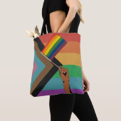Hand hält Pride-Flagge Tasche (Von Nahem)