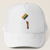 Hand hält Pride-Flagge Truckerkappe (Vorderseite)