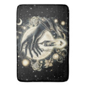 Hand halten eines Kristalls unter dem Mondlicht Badematte (Vorderseite Vertikal)