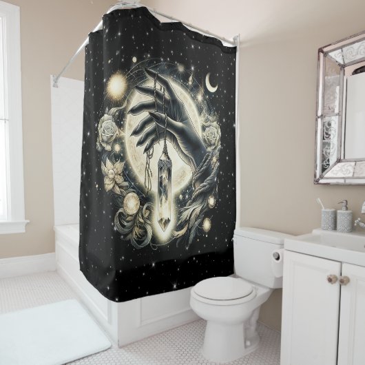 Hand halten eines Kristalls unter dem Mondlicht Duschvorhang (Beispiel)