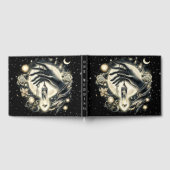 Hand halten eines Kristalls unter dem Mondlicht Gästebuch (Voll)